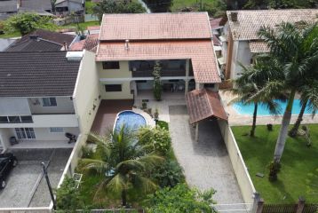 Sobrado em Caiobá com 6 Quartos - REF.:225