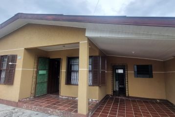 CASA COM 3 QUARTOS NO CENTRO DE MATINHOS - Ref.: 523