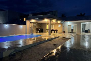 Casa com Piscina, 50 Metros do Mar no Balneário Riviera - Ref.: 415 