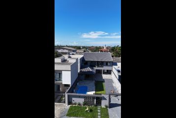 Sobrado com 4 Quartos e com Piscina - Ref.: 419 